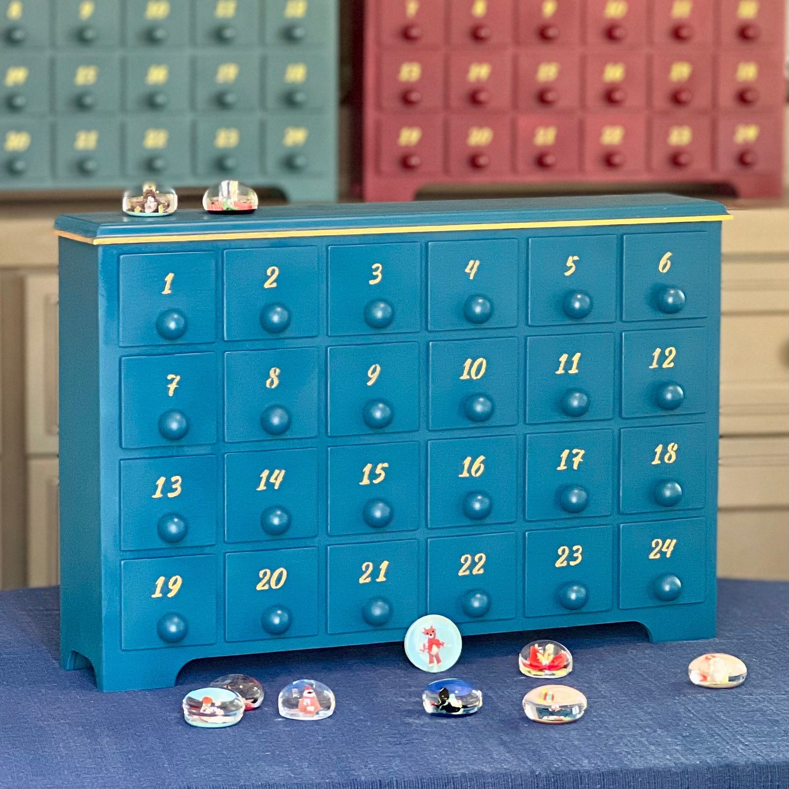 Exclusive Clinton Smith Limited Edition Glass Art Paperweight Advent Calendar (Red, Green, Antique White & Blue)