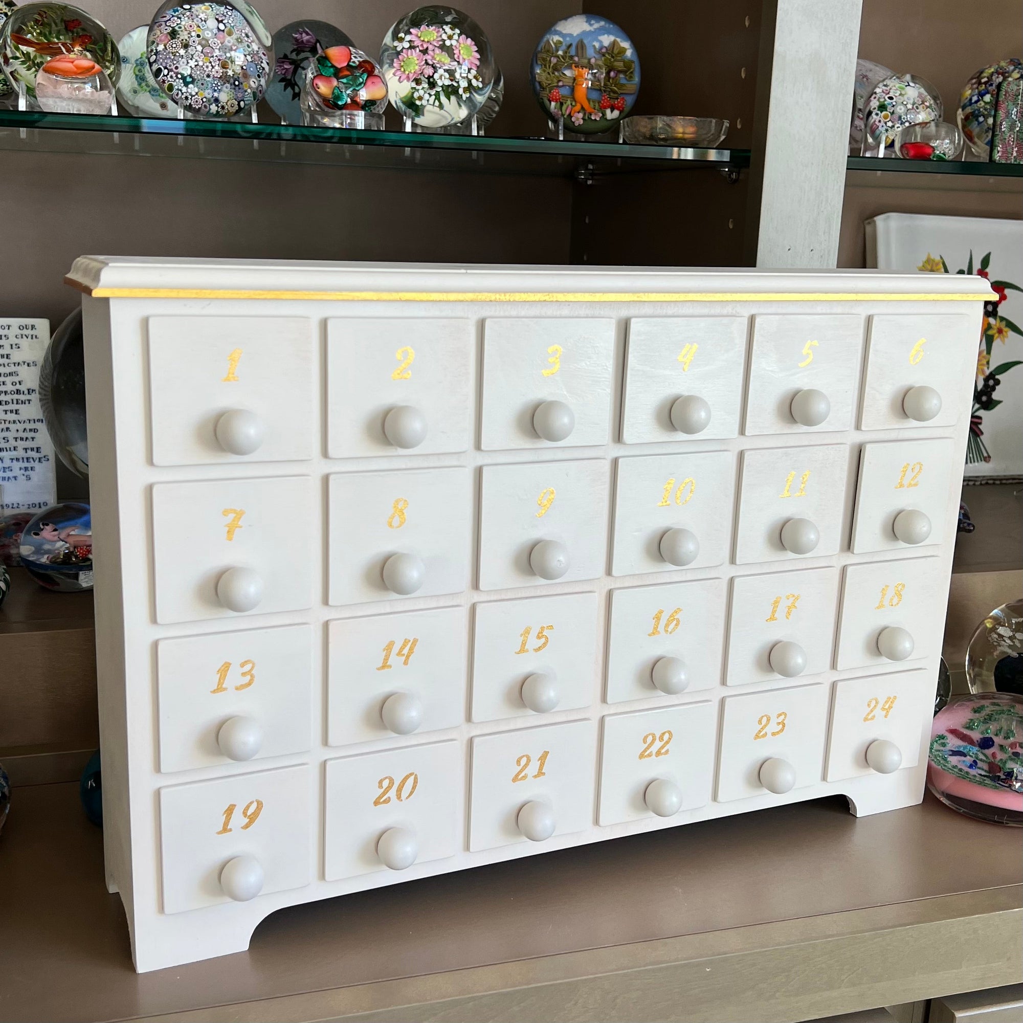 Exclusive Clinton Smith Limited Edition Glass Art Paperweight Advent Calendar (Red, Green, Antique White & Blue)